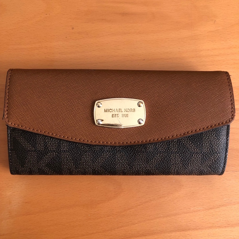 <MICHAEL KORS> AUTHENTIC REALLY CUTE WALLET!
